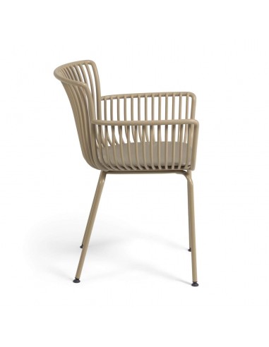 Cadeira Surpika feita de Polipropileno, couro sintético e aço.