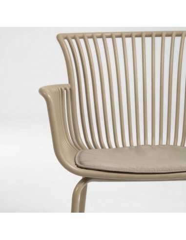 Cadeira Surpika feita de Polipropileno, couro sintético e aço.