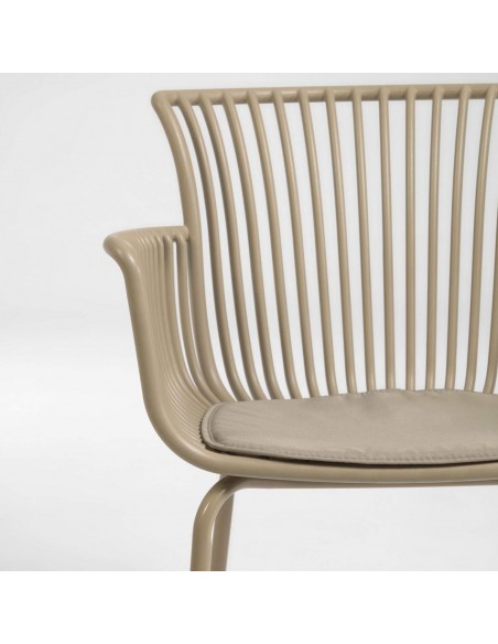 Cadeira Surpika feita de Polipropileno, couro sintético e aço. Cadeira Surpika feita de Polipropileno, couro sintético e aço.