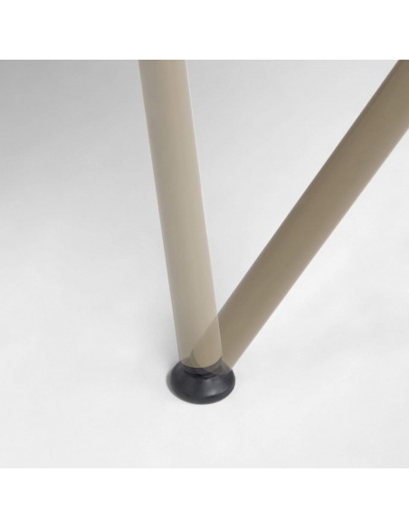 Cadeira Surpika feita de Polipropileno, couro sintético e aço. Cadeira Surpika feita de Polipropileno, couro sintético e aço.