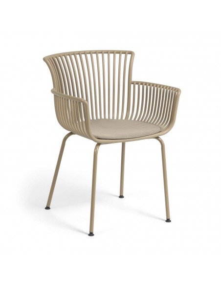 Cadeira Surpika feita de Polipropileno, couro sintético e aço. Cadeira Surpika feita de Polipropileno, couro sintético e aço.