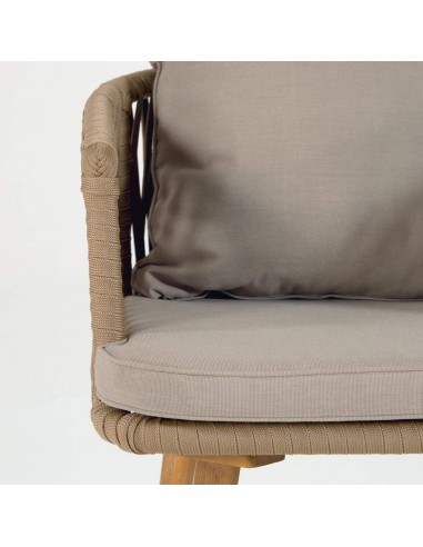 Silla Hemilce de cuerda beige y patas de madera maciza de acacia 100%.