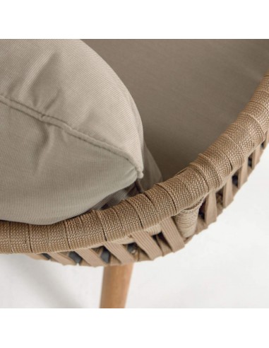 Silla Hemilce de cuerda beige y patas de madera maciza de acacia 100%.