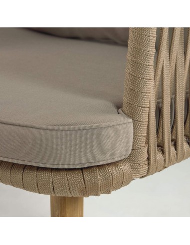 Silla Hemilce de cuerda beige y patas de madera maciza de acacia 100%.
