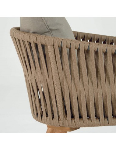 Silla Hemilce de cuerda beige y patas de madera maciza de acacia 100%.