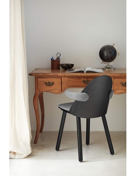 TEULAT SILLA CON BRAZOS UMA, negra y tela gris