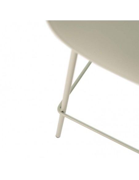 Banqueta Peyton 70, base em metal lacado mate e assento em polipropileno.