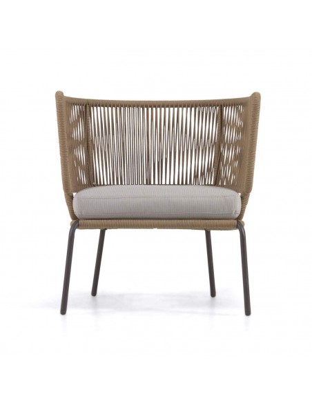 Sillón exterior Nadin, cuerda beige y patas de acero galvanizado.