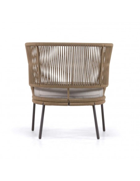Sillón exterior Nadin, cuerda beige y patas de acero galvanizado.