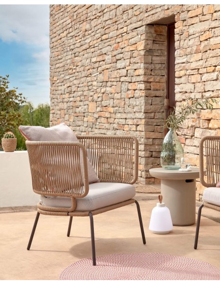 Sillón exterior Nadin, cuerda beige y patas de acero galvanizado.