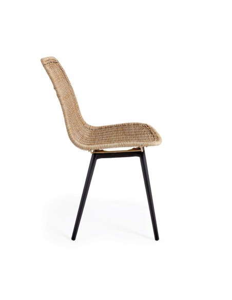 Silla de exterior Equal de ratán sintético y patas aluminio negro.