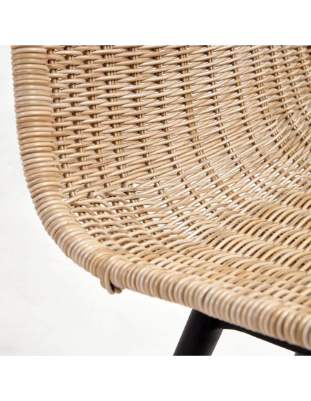 Cadeira exterior Equal em vime sintético e pernas em alumínio preto.