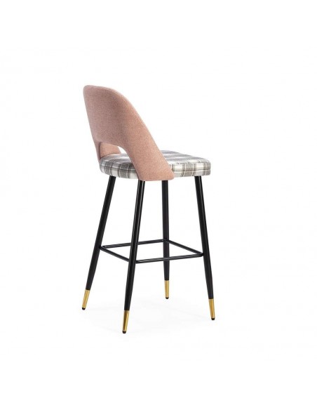 Banqueta em tecido de quadrados combinado MOCCIA, pernas em metal preto e ouro.