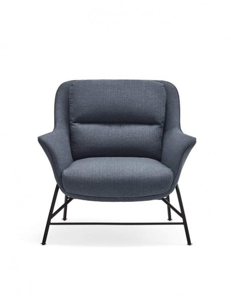 POLTRONA DESIGN SADIRA, TECIDO AZUL PETRÓLEO, PÉS DE METAL COM ACABAMENTO PRETO.