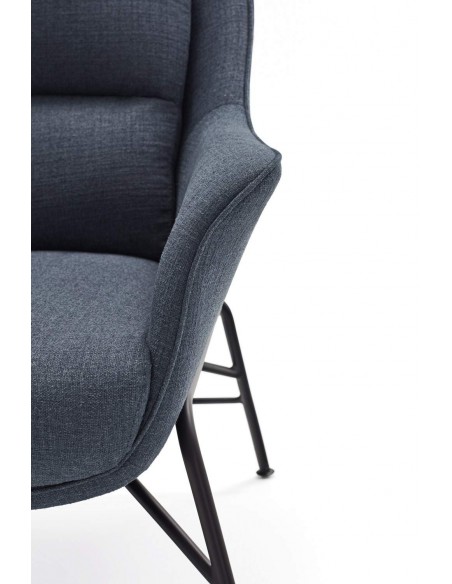 POLTRONA DESIGN SADIRA, TECIDO AZUL PETRÓLEO, PÉS DE METAL COM ACABAMENTO PRETO.