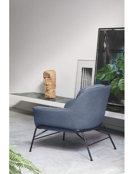 POLTRONA DESIGN SADIRA, TECIDO AZUL PETRÓLEO, PÉS DE METAL COM ACABAMENTO PRETO.