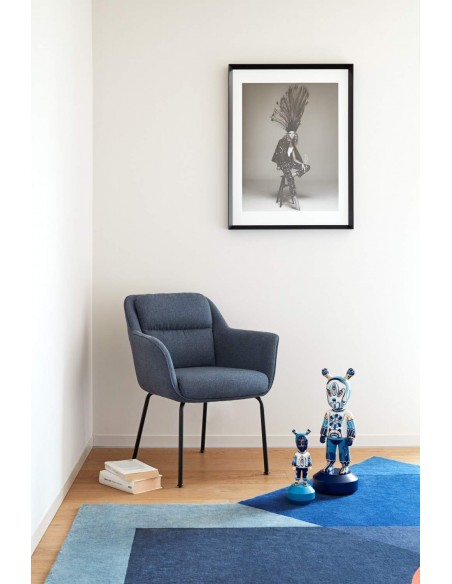 Cadeira de design Teulat sadira, tecido AZUL e pernas de metal preto