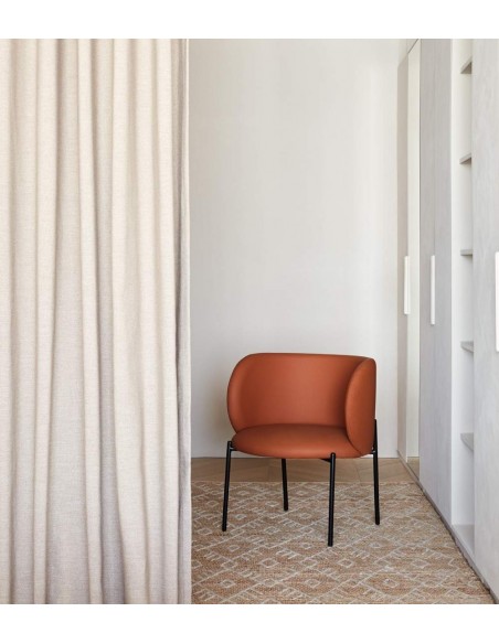 POLTRONA TEULAT MOGI EM COURO SINTÉTICOCOR TEJA E PÉS METÁLICOS.