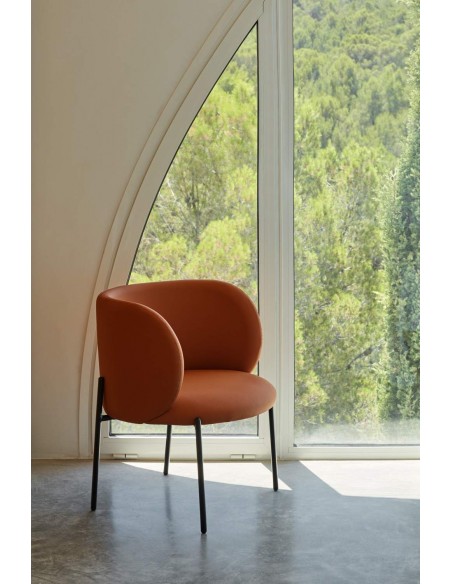 BUTACA DE TEULAT MOGI EN PIEL SINTÉTICA COLOR TEJA Y PATAS METÁLICAS.