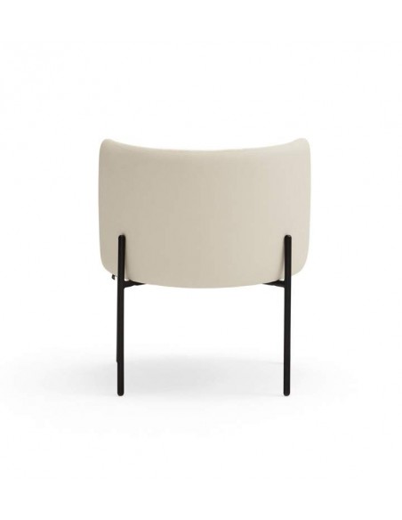 POLTRONA TEULAT MOGI EM COURO SINTÉTICO BEIGE E PÉS METÁLICOS.