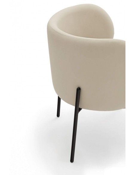 POLTRONA TEULAT MOGI EM COURO SINTÉTICO BEIGE E PÉS METÁLICOS.