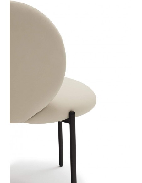 BUTACA DE TEULAT MOGI EN PIEL SINTÉTICA BEIGE Y PATAS METÁLICAS.