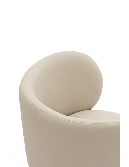 POLTRONA TEULAT MOGI EM COURO SINTÉTICO BEIGE E PÉS METÁLICOS.