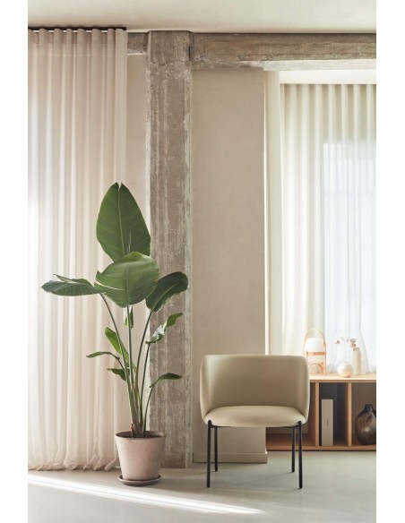 BUTACA DE TEULAT MOGI EN PIEL SINTÉTICA BEIGE Y PATAS METÁLICAS.