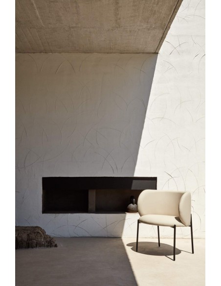 BUTACA DE TEULAT MOGI EN PIEL SINTÉTICA BEIGE Y PATAS METÁLICAS.