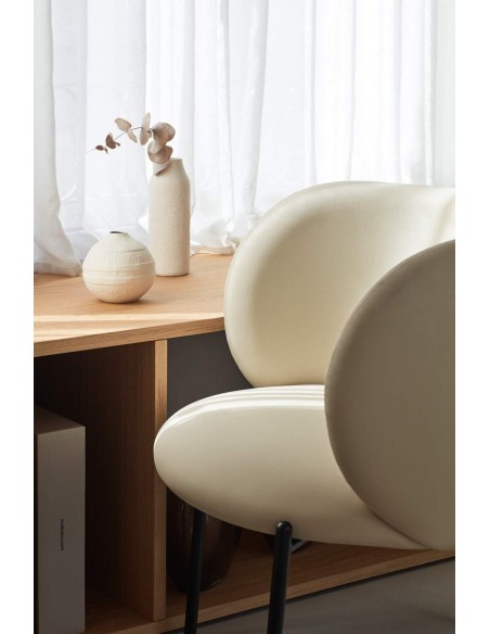 BUTACA DE TEULAT MOGI EN PIEL SINTÉTICA BEIGE Y PATAS METÁLICAS.