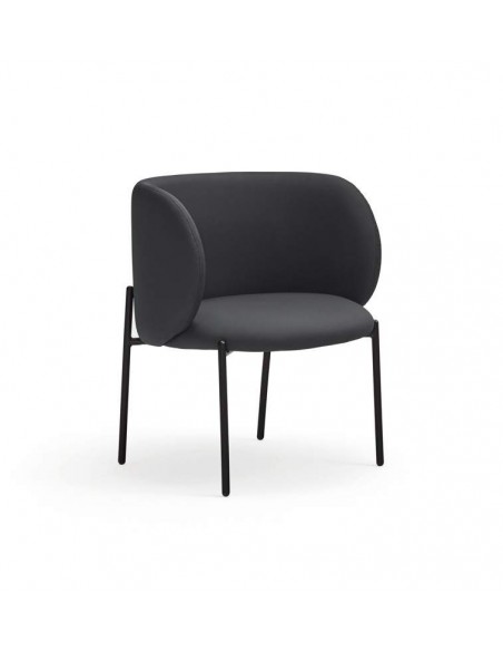 POLTRONA TEULAT MOGI EM COURO SINTÉTICO PRETO E PÉS METÁLICOS.