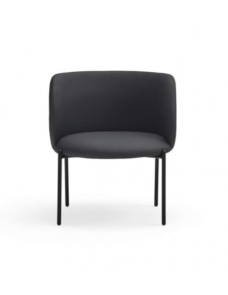 POLTRONA TEULAT MOGI EM COURO SINTÉTICO PRETO E PÉS METÁLICOS.