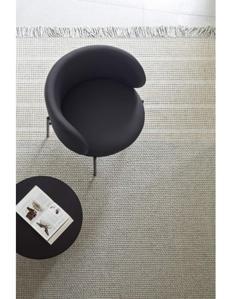 POLTRONA TEULAT MOGI EM COURO SINTÉTICO PRETO E PÉS METÁLICOS.