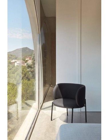 POLTRONA TEULAT MOGI EM COURO SINTÉTICO PRETO E...