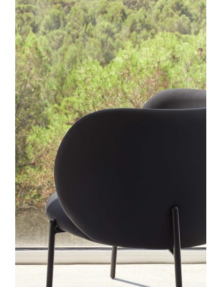 BUTACA DE TEULAT MOGI EN PIEL SINTÉTICA EN NEGRO PATAS METÁLICAS.