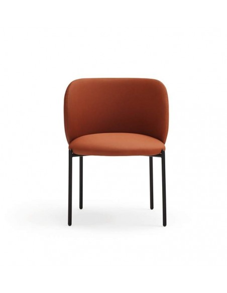 SILLA DE TEULAT MOGI EN PIEL SINTÉTICA COLOR TEJA Y PATAS METÁLICAS.