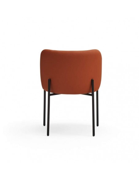 SILLA DE TEULAT MOGI EN PIEL SINTÉTICA COLOR TEJA Y PATAS METÁLICAS.