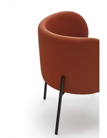 SILLA DE TEULAT MOGI EN PIEL SINTÉTICA COLOR TEJA Y PATAS METÁLICAS.