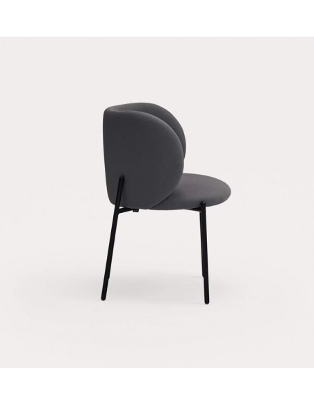 CADEIRA TEULAT MOGI EM TECIDO COR CINZA ESCURO E PÉS METÁLICOS.