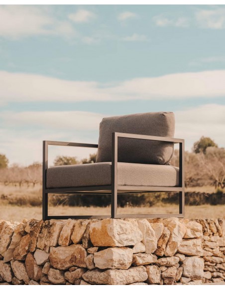 Poltrona exterior Comova, tecido cinza claro e alumínio verde.