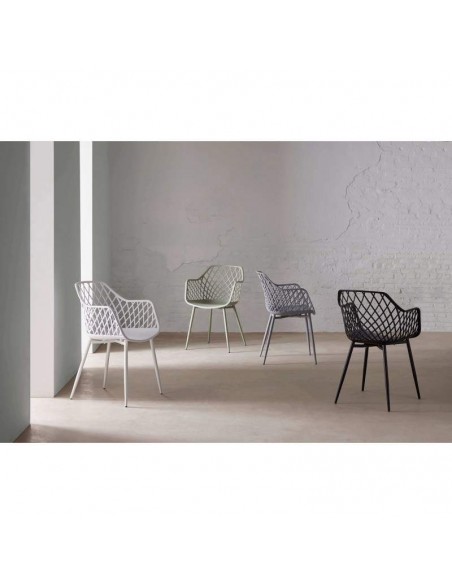 SILLA CON BRAZOS CHARLOTTE NEGRO. POLIPROPILENO Y PATAS METALICAS
