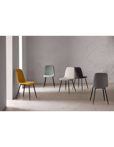 Cadeira MARLEEN estofada com tecido cinza escuro e pernas de metal preto.