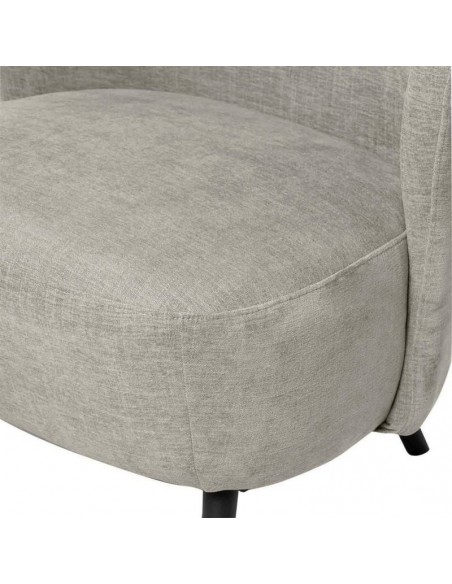 Poltrona OPORTO em tecido cinzento claro e pernas em metal preto.