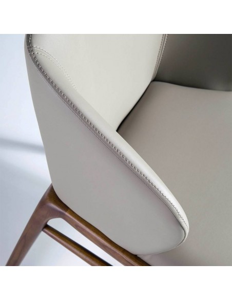 Ángel Cedá 4065. Cadeira KHEO, couro sintético vison e madeira de nogueira.