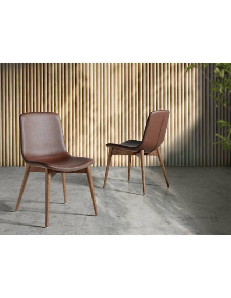 Ángel Cerdá 4043. Cadeira AUSAR, couro sintético marrom e madeira nogueira.