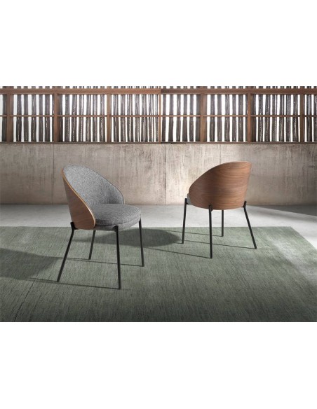 Ángel cerdá 4115. Cadeira UBAID em tecido cinza e madeira folheada a nogueira.