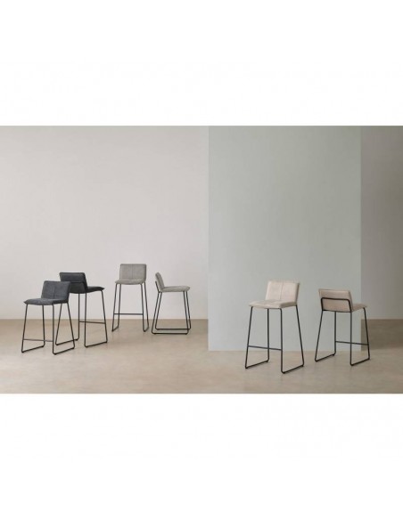 Banqueta design ABOT 75, metal e assento em tecido bege.