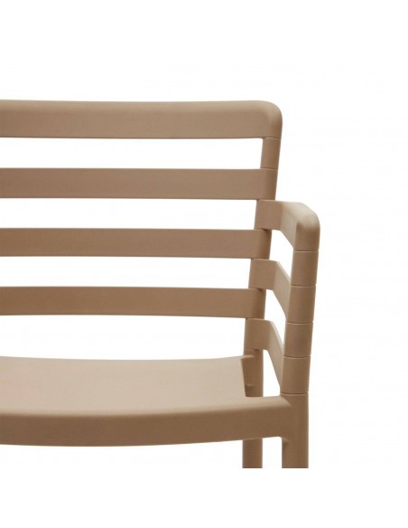Silla con brazos de plástico para exterior apilable Nariet beige.