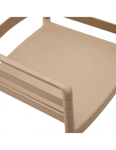 Silla con brazos de plástico para exterior apilable Nariet beige.
