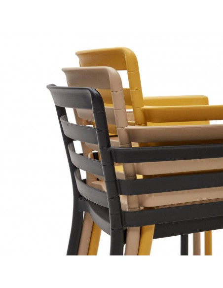 Silla con brazos de plástico para exterior apilable Nariet beige.